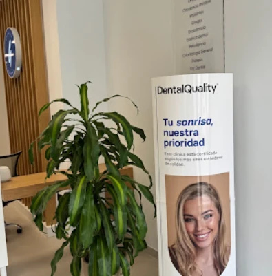 Expositor de la certificación DentalQuality en la clínica